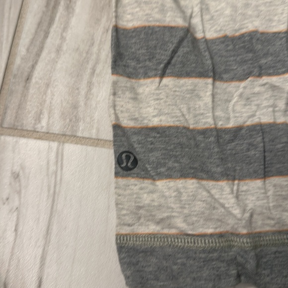 Men’s S Lululemon tee - Picture 2 of 3